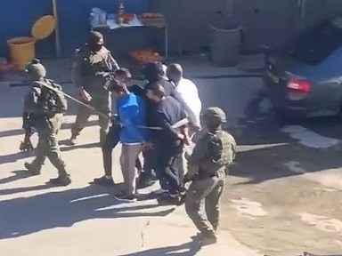 Israeli forces tie, drag six Palestinian youths in a humiliating manner near Jerusalem 