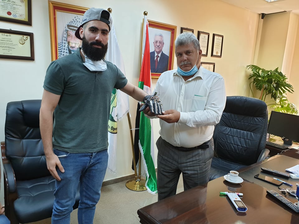 Al-Quds Open University student develops an electronic glove system that converts signals into text, audio
