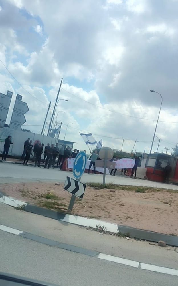 Settlers attack Palestinian commuters, vehicles northwest of Ramallah