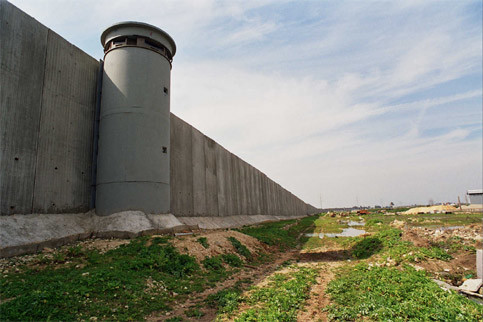 Israeli soldiers open fire at Palestinians near the apartheid barrier, injure one