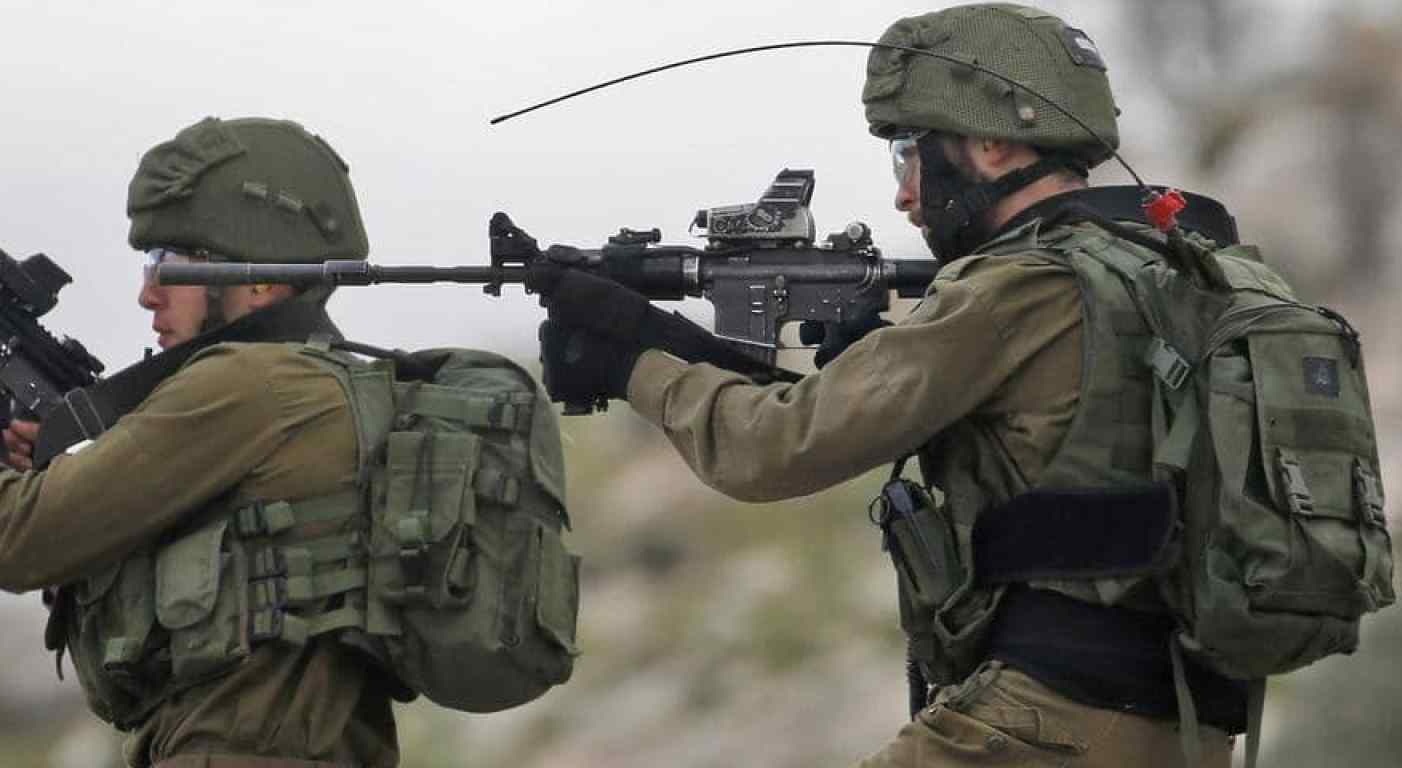 Occupation forces injure a Palestinian worker near Tarqumia