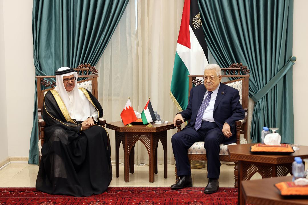 President Abbas discusses ongoing Israeli aggression with visiting Bahraini Foreign Minister