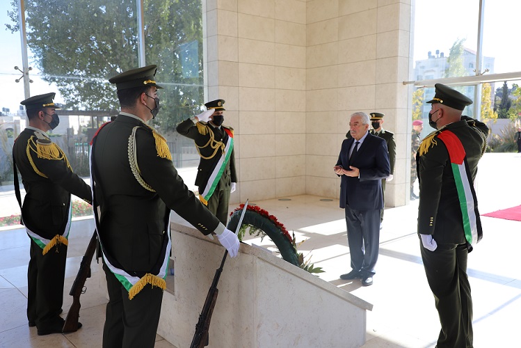 Marking Arafat’s anniversary, Deputy Fatah Chairman lays wreath at late leader’s mausoleum