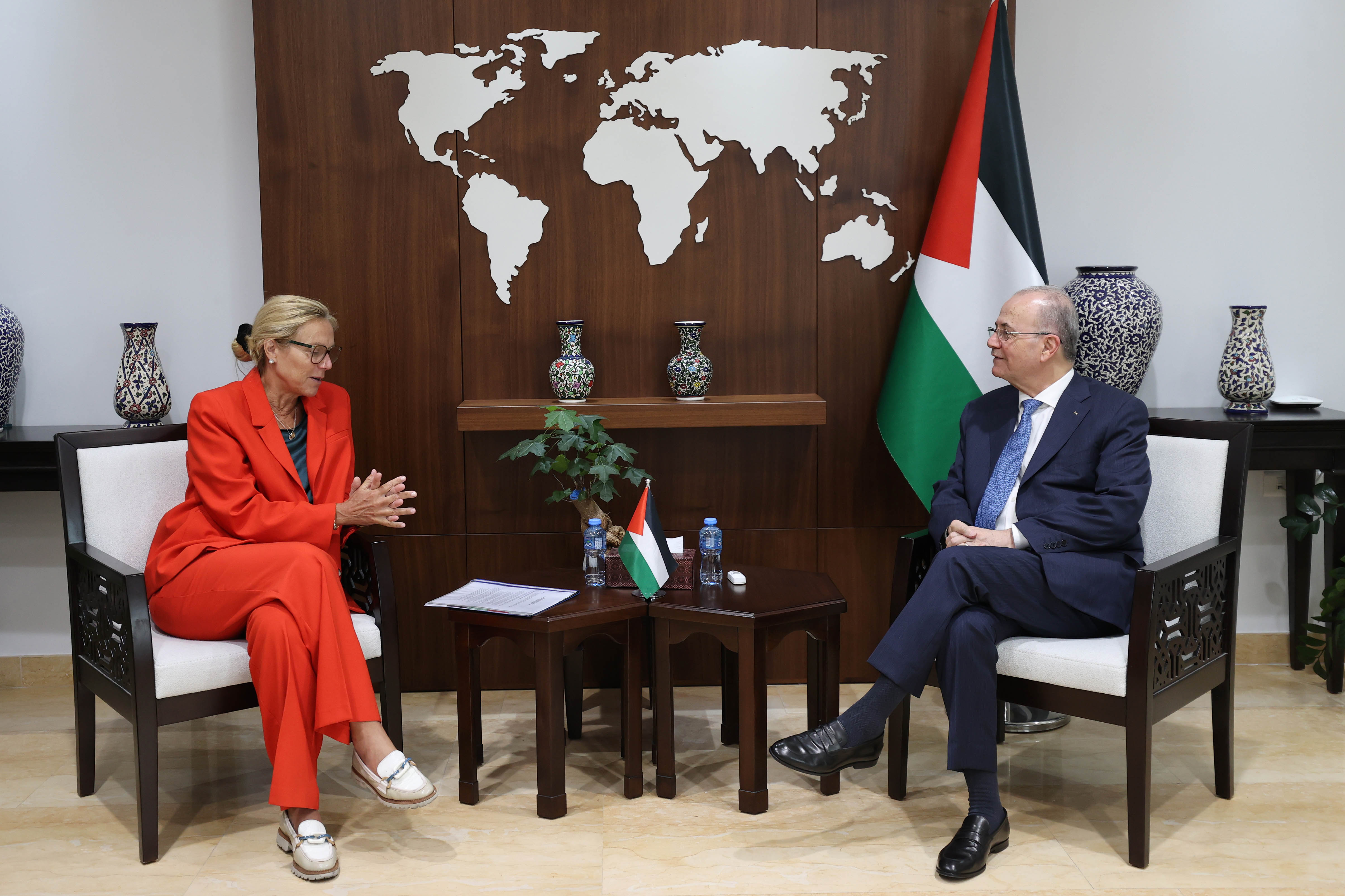 PM Mustafa discusses importance of coordinating relief efforts for Gaza with UN Senior Humanitarian Coordinator