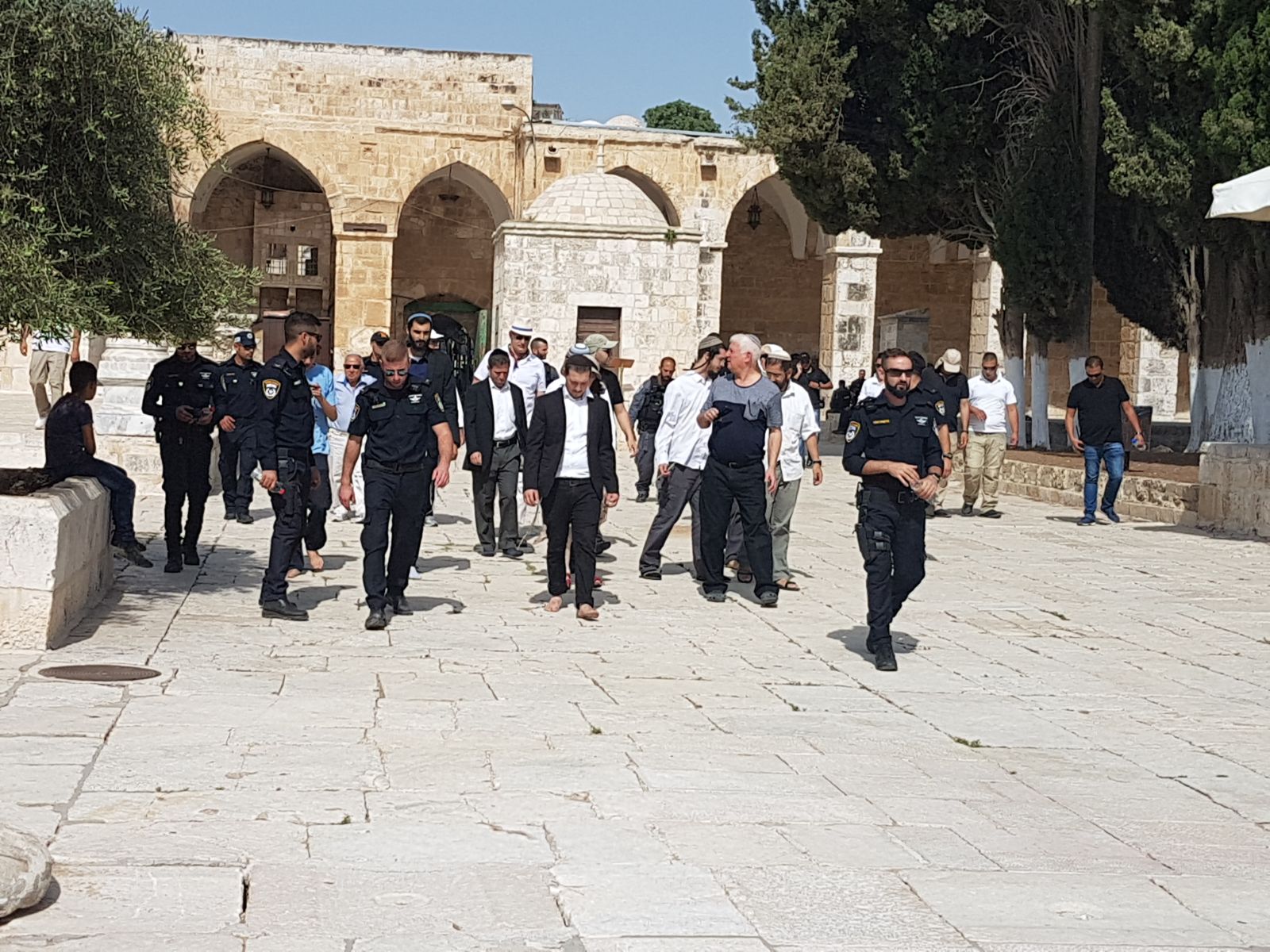 Scores of Israeli settlers break into Jerusalem's Al-Aqsa