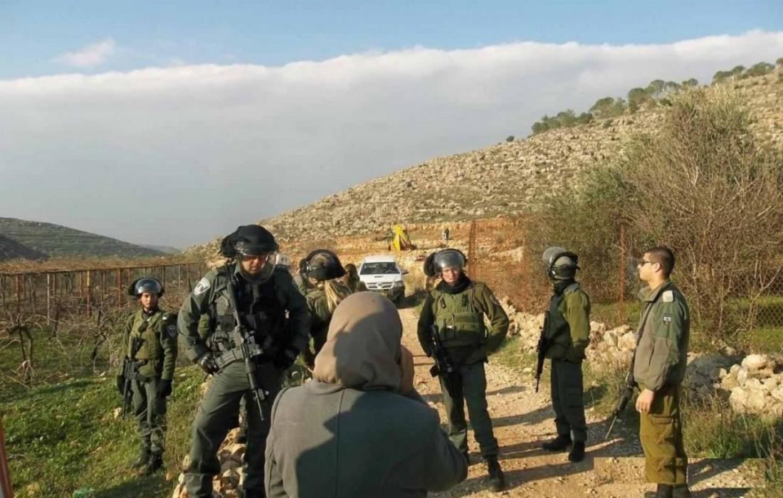 Israeli soldiers force farmers to leave their lands near Bethlehem