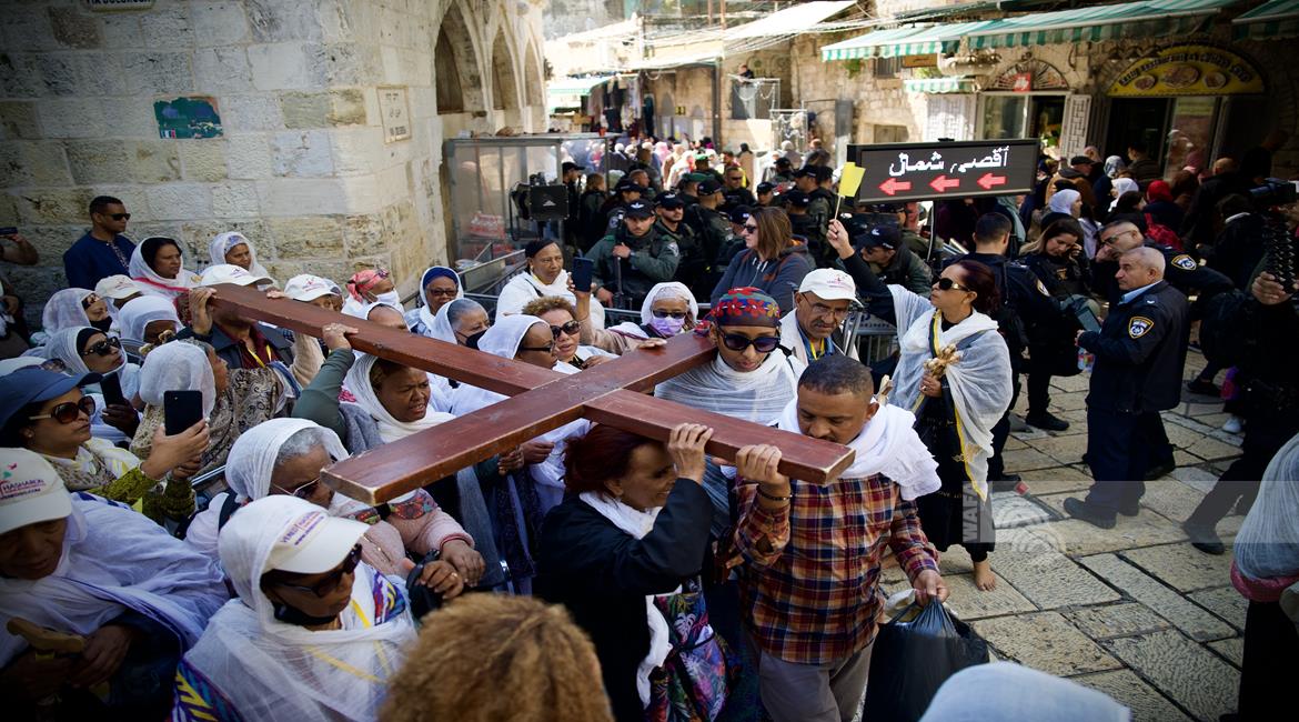 Israeli checkpoints at Jerusalem’s Old City gates obstruct access of Christians to the Holy Sepulcher to attend Holy Light event