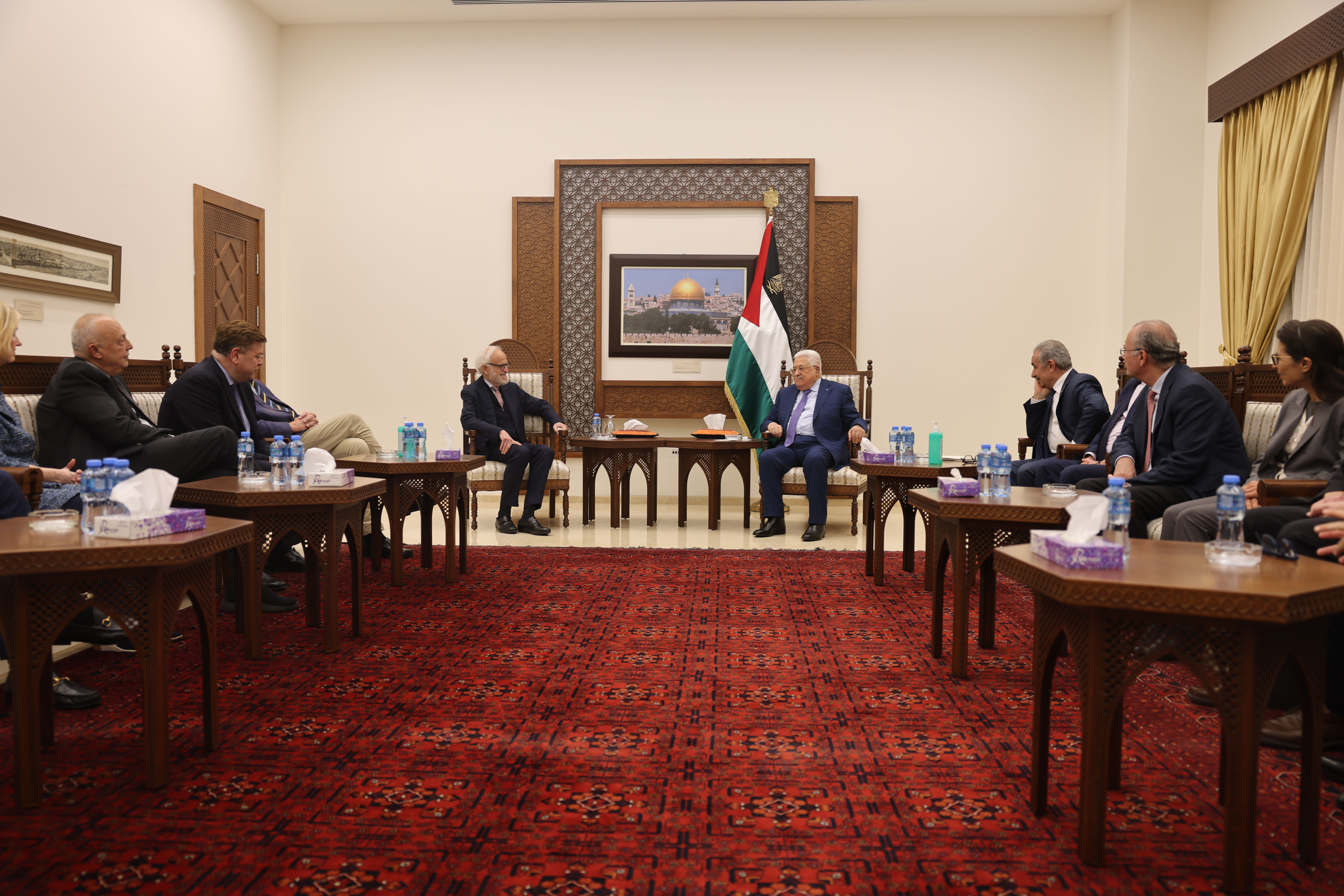 President Abbas receives delegation of US Middle East Investment Initiative