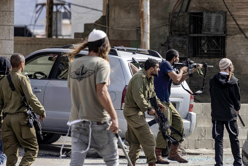 Youth shot, moderately injured by Israeli settlers' bullet during confrontations north of Hebron