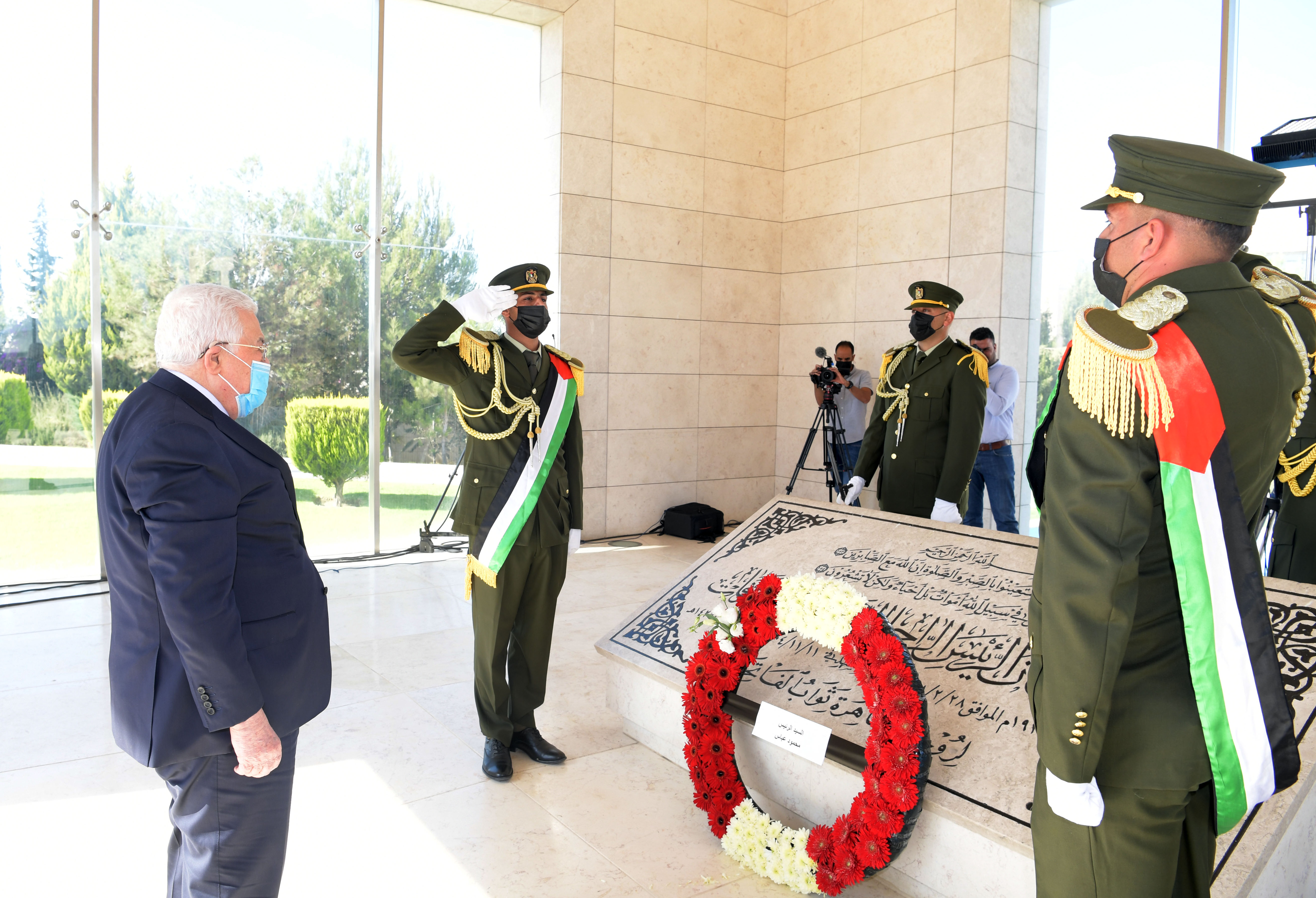 Marking Arafat’s anniversary, President Abbas lays wreath at late leader’s mausoleum