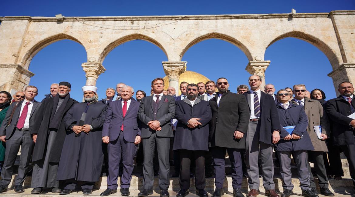 Head of the Islamic Waqf briefs European diplomats on Al-Aqsa Mosque in Jerusalem during a visit
