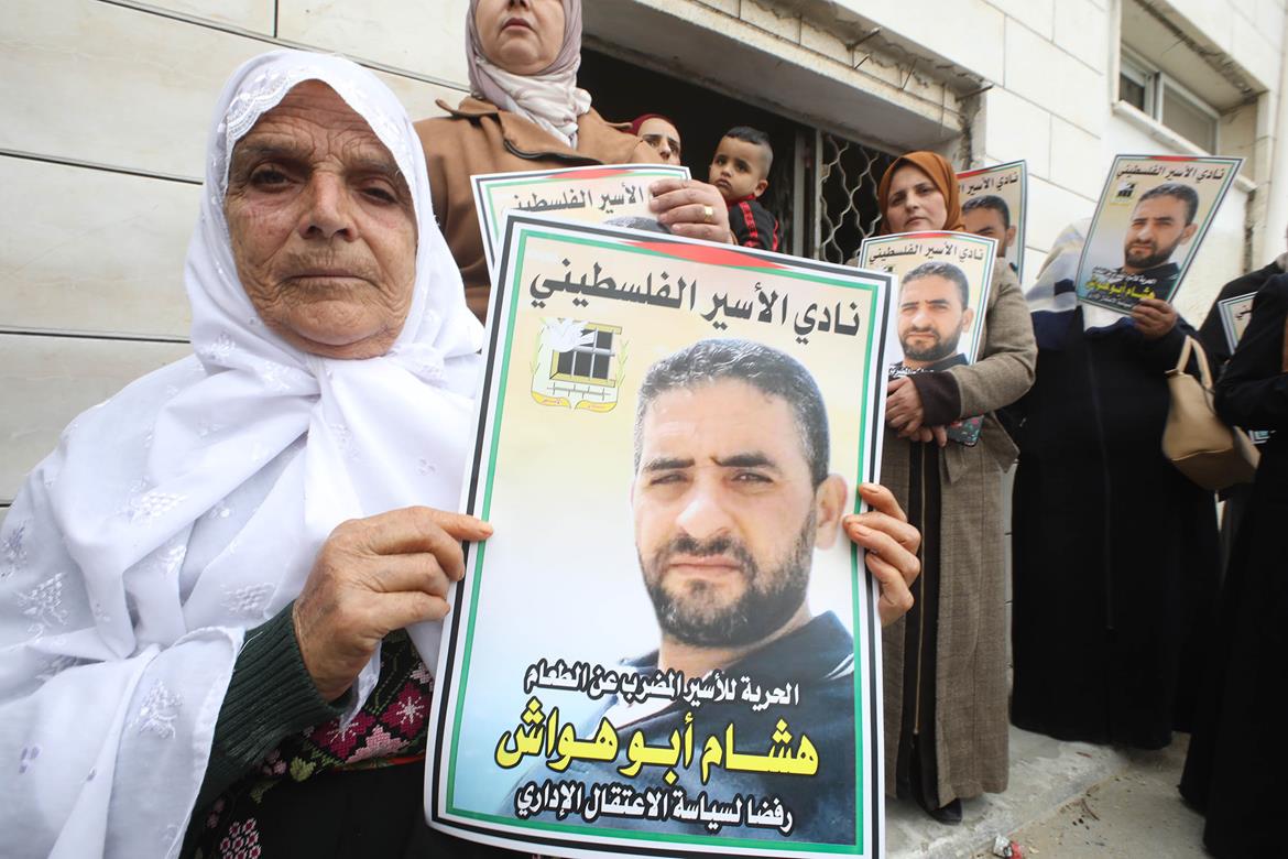 Israel freezes administrative detention order against hunger striker Abu Hawash; strike continues