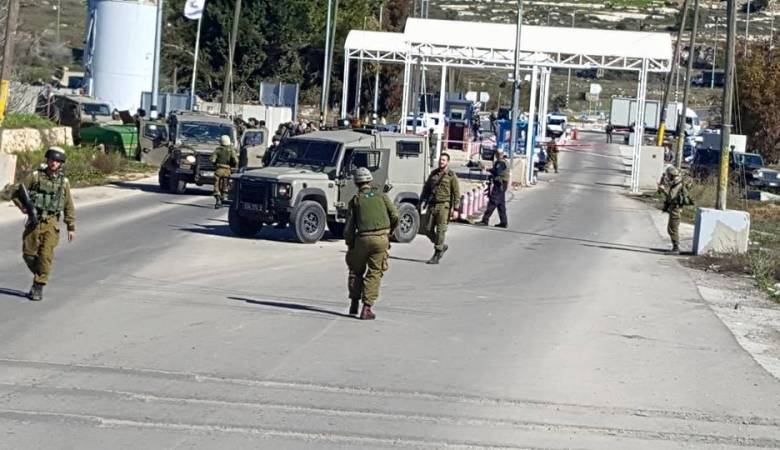 Israeli settlers attack Palestinian commuters near Ramallah under army protection