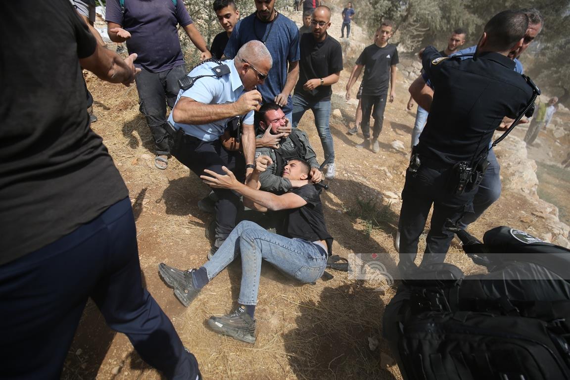 Israeli police, settlers kick Palestinian landowners out of lands in Jerusalem’s Wadi Rababa   