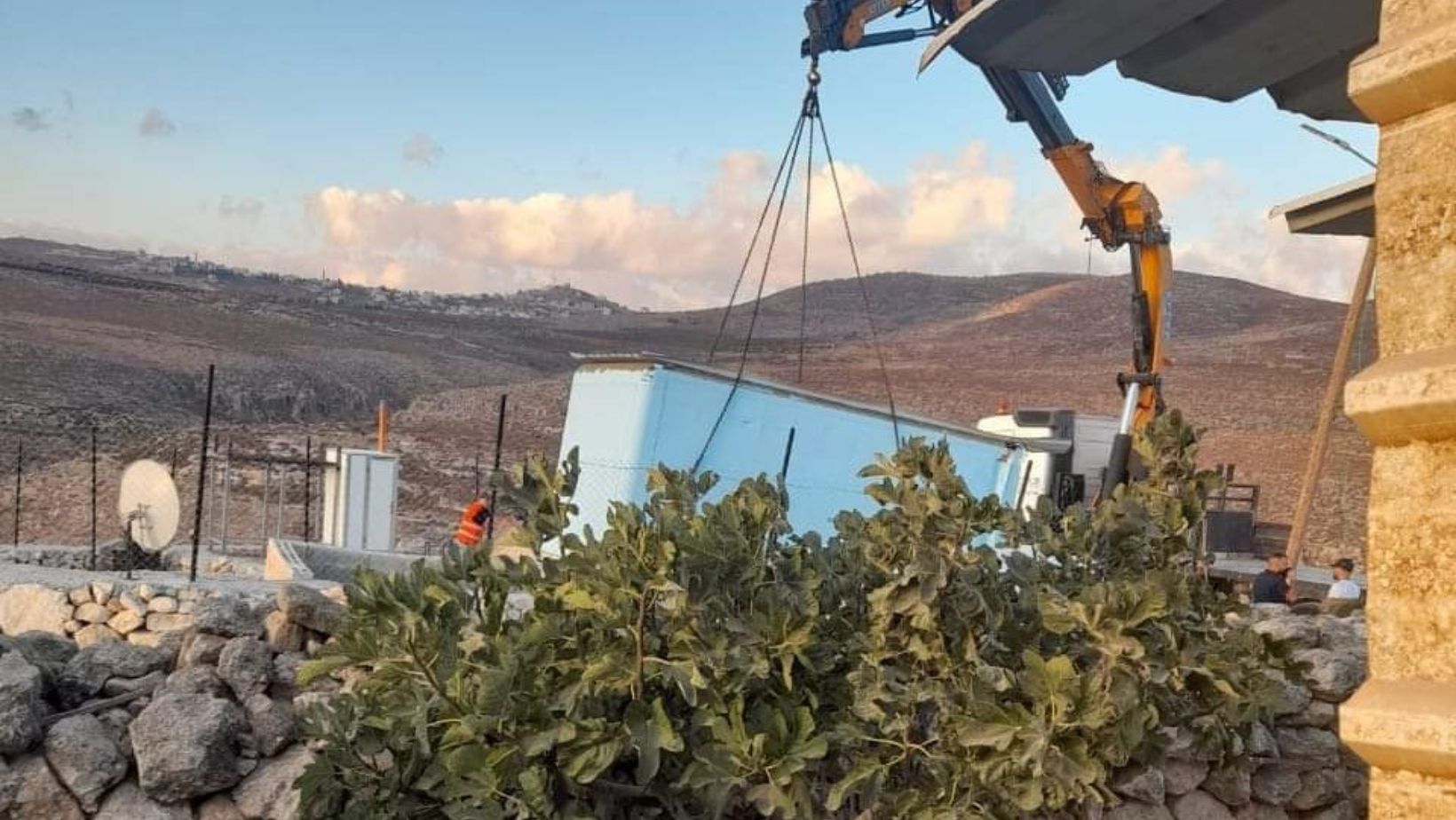 Israeli army seize mobile house south of Nablus