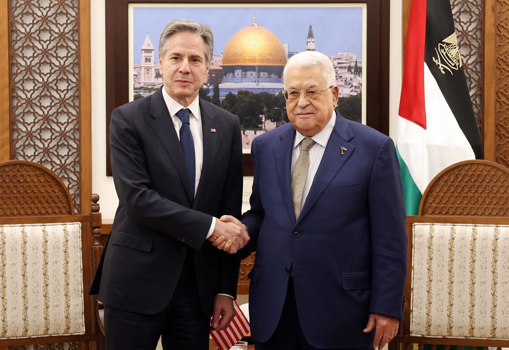 President Abbas discusses latest political developments with US Secretary of State in Ramallah 