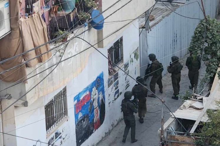 Israeli occupation forces injure Palestinian youth in raid south of Hebron 