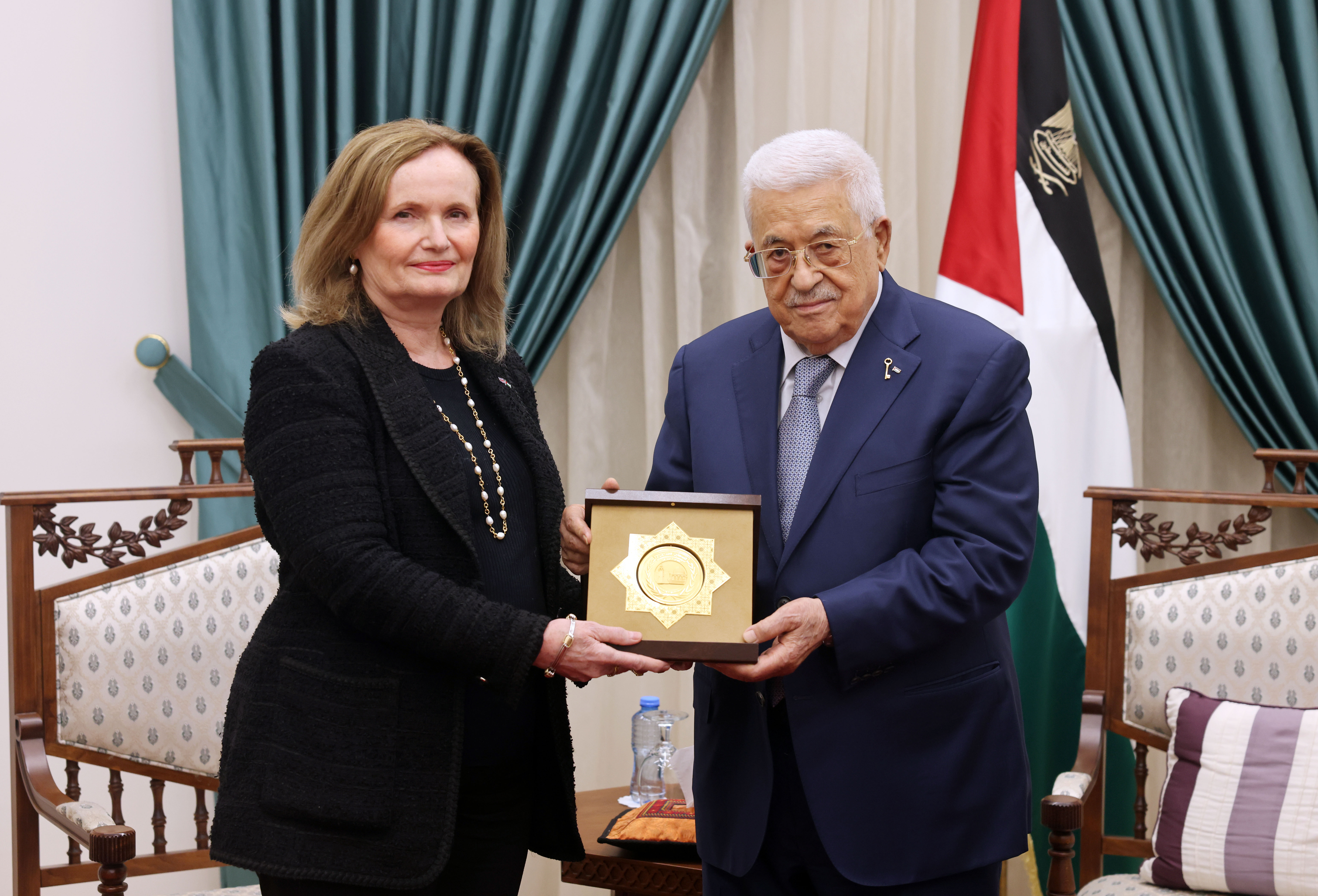 President Abbas receives British Consul General for farewell upon completion of her mission 