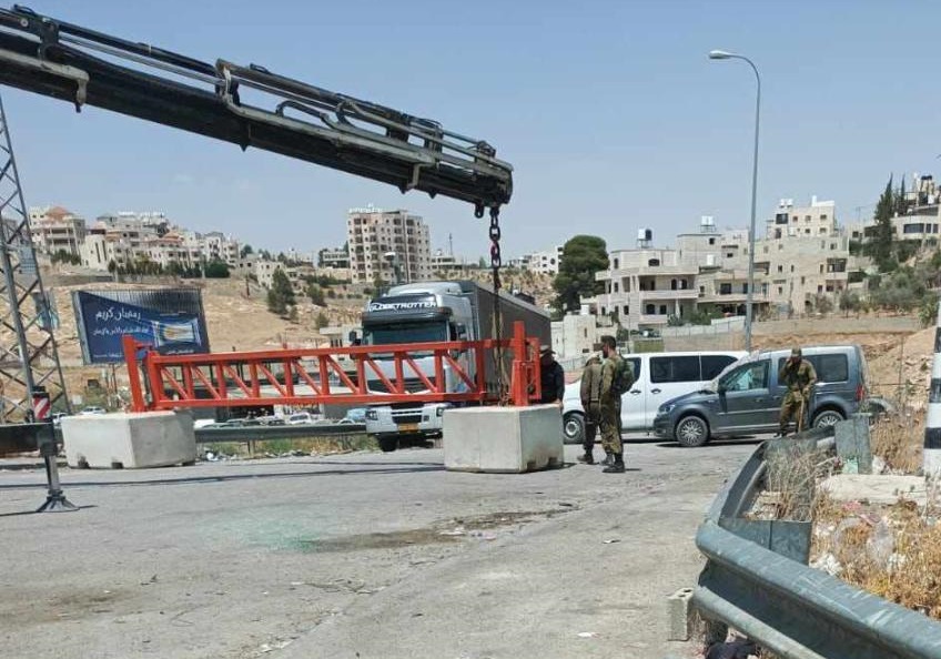 Israeli forces intensify siege on West Bank, installing iron gates to isolate villages and restrict movement