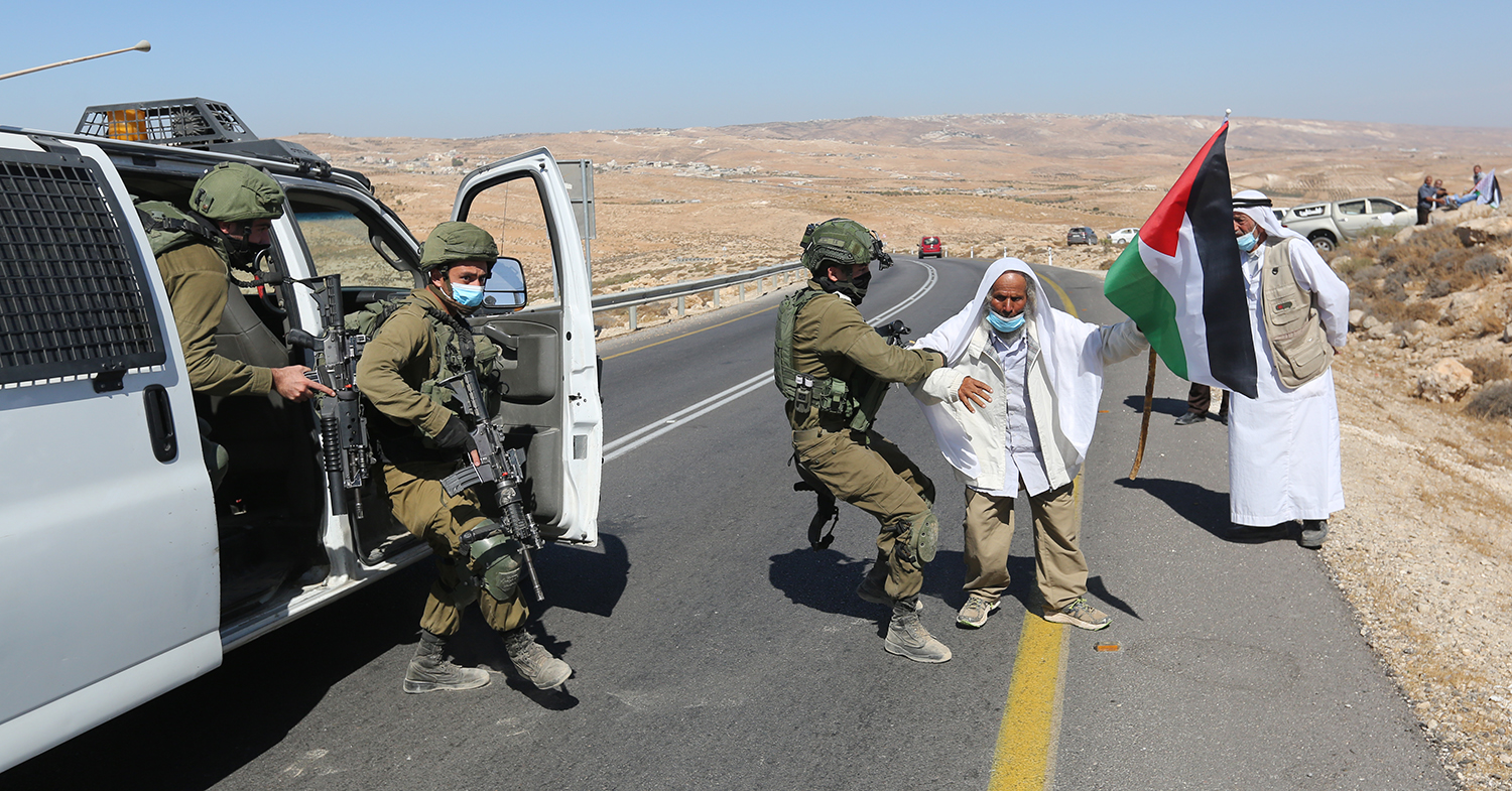 Occupation forces disperse Palestinians demonstrating against settlements near Hebron