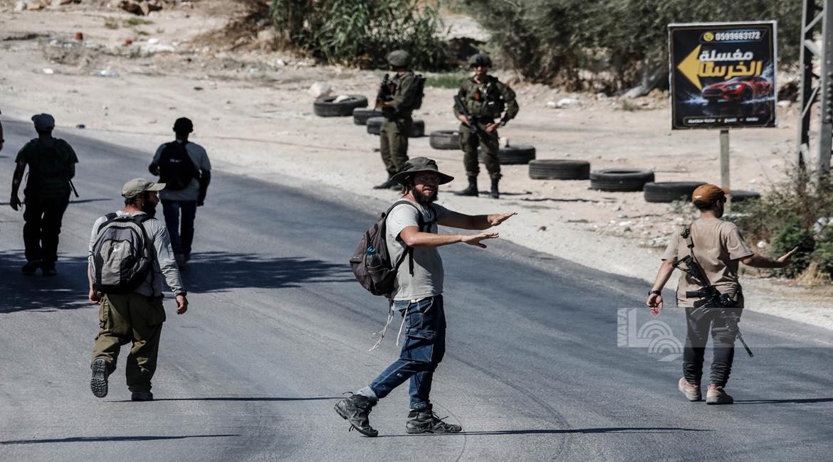 Colonists, accompanied by Israeli occupation forces, storm western and southern Nablus on Friday. (Photo: Mohammad Mansour)