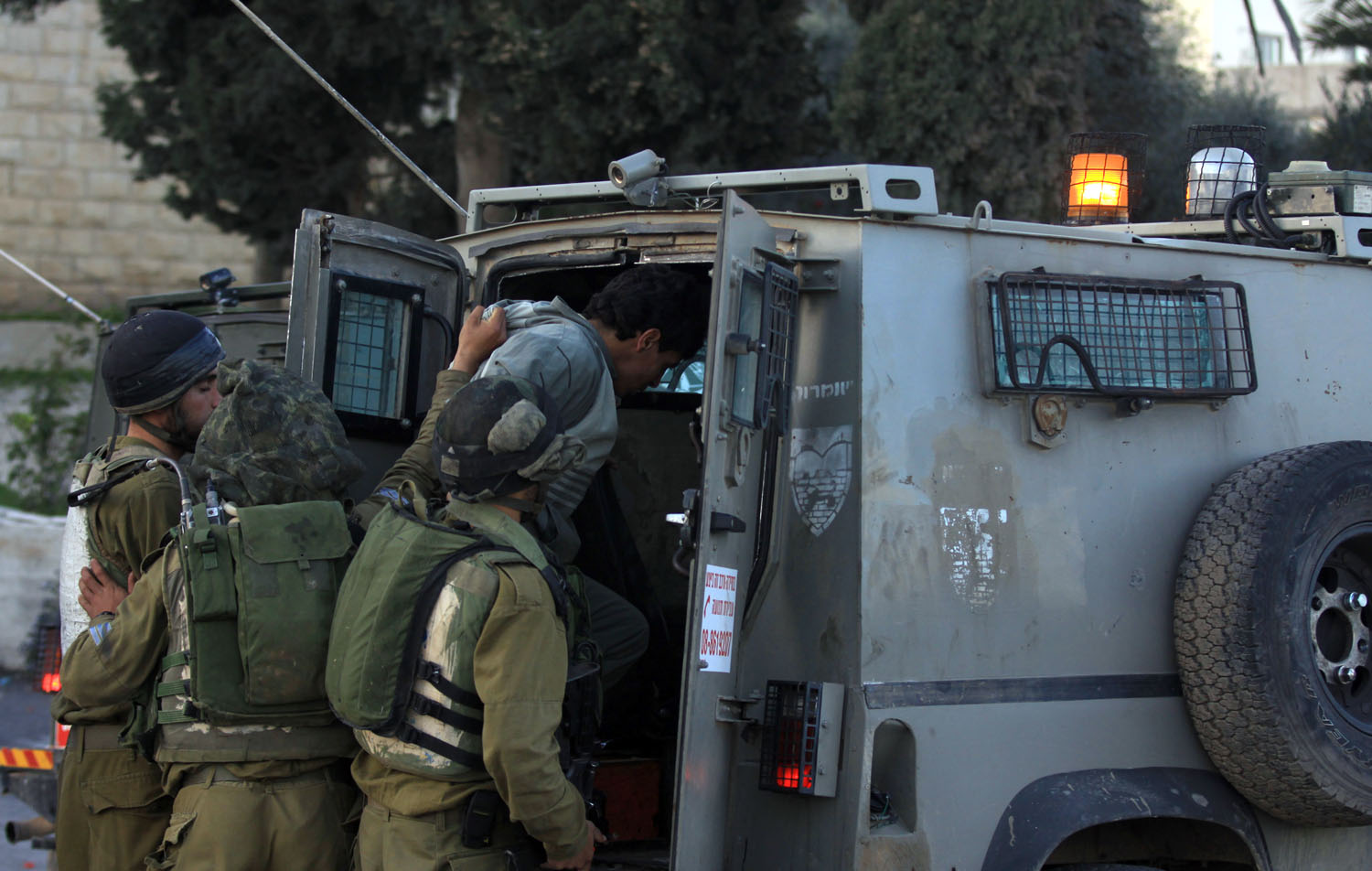 Occupation forces round up 8 Palestinians in West Bank