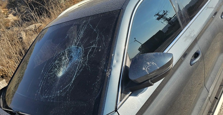 Israeli colonists attack Palestinians’ vehicles east of Salfit