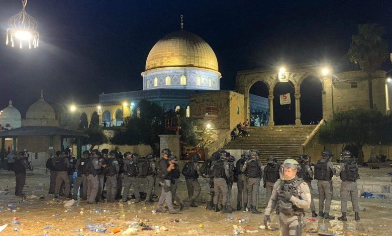 Israeli occupation forces assault worshippers at Al-Aqsa Mosque, detain five of them 