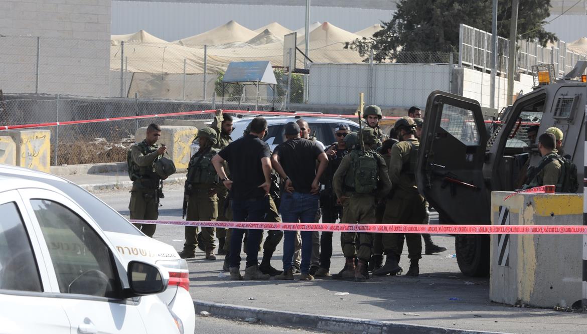 Israeli soldiers shoot, kill a young Palestinian north of Hebron