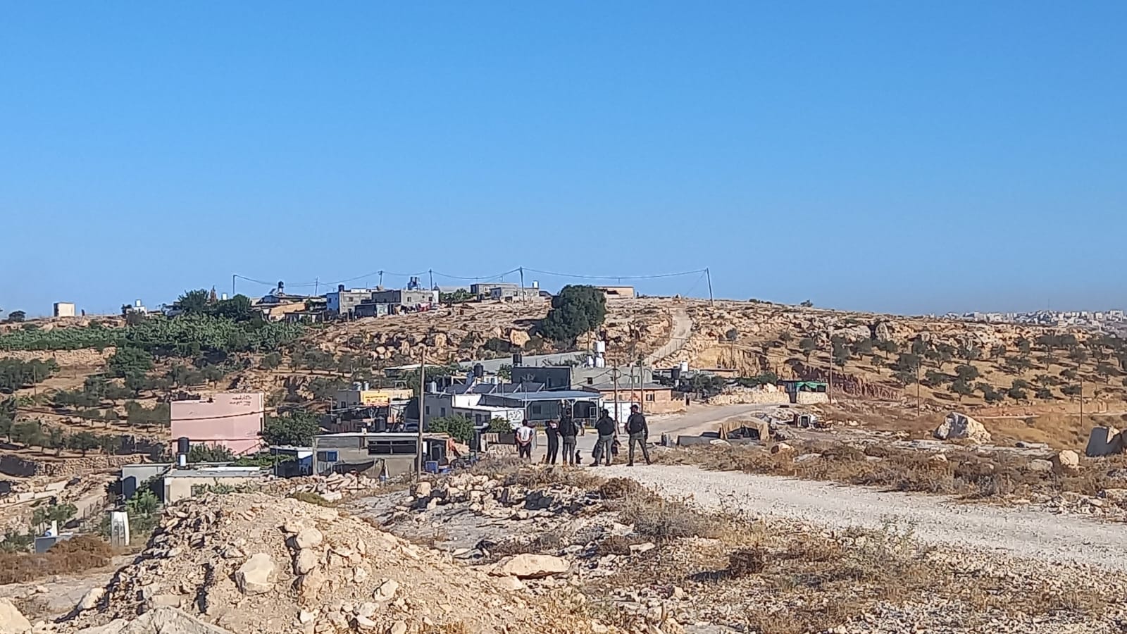 Israeli forces dismantle residential tents east of Hebron, displacing ten families 