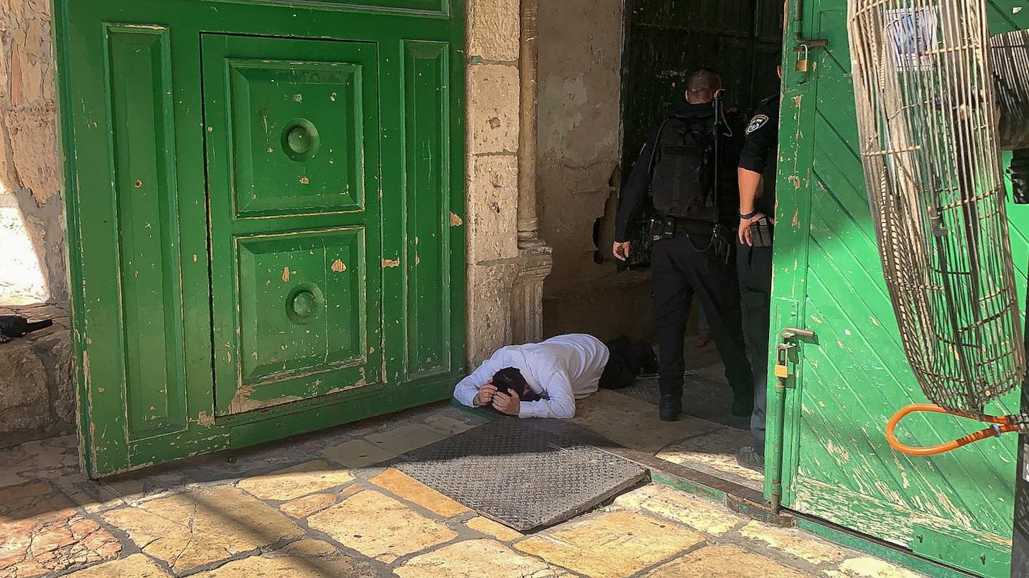 Israeli police detain youth at Al-Aqsa Mosque only for calling God is great