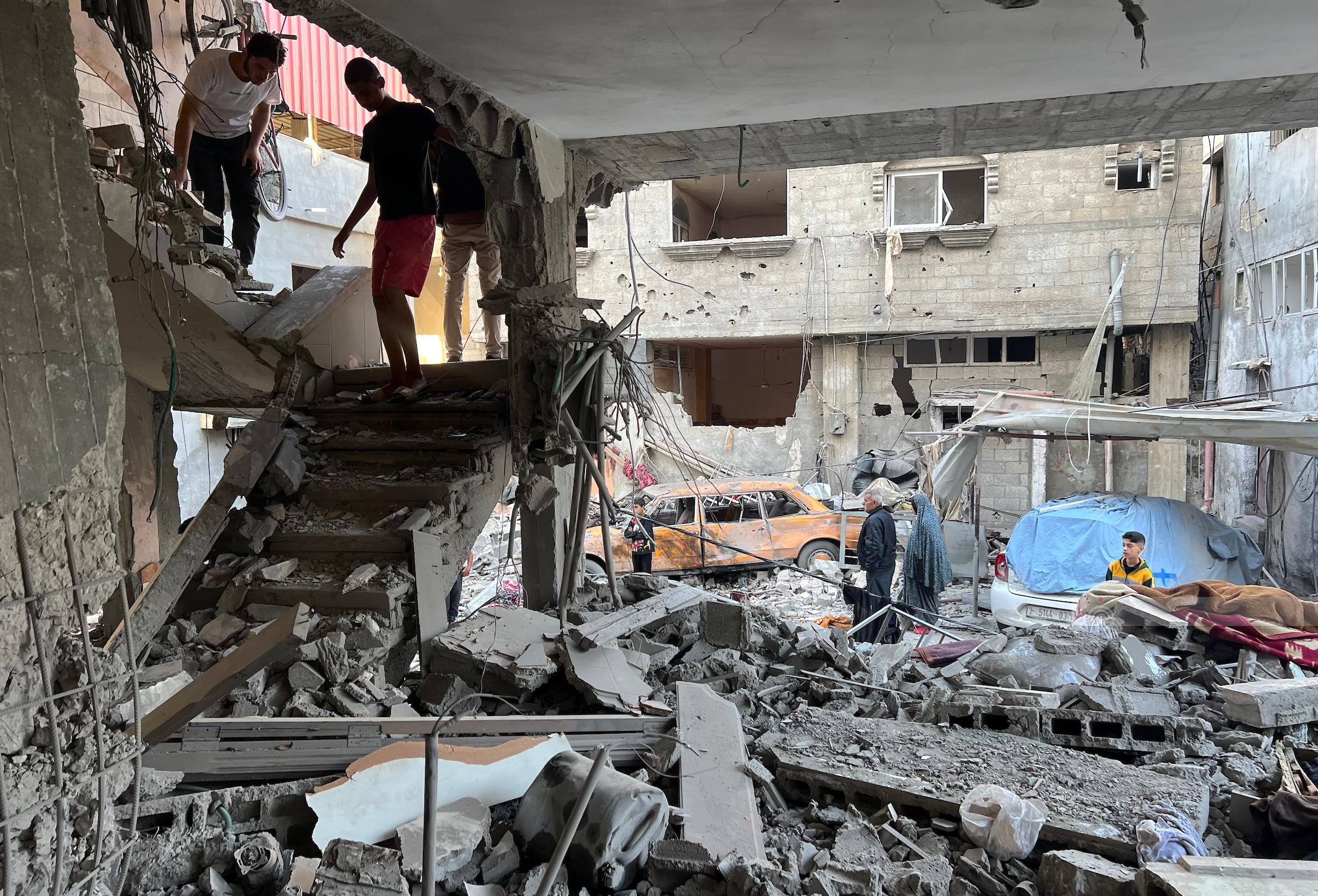 Two civilians killed, others injured in Israeli air raids on house in Rafah city 