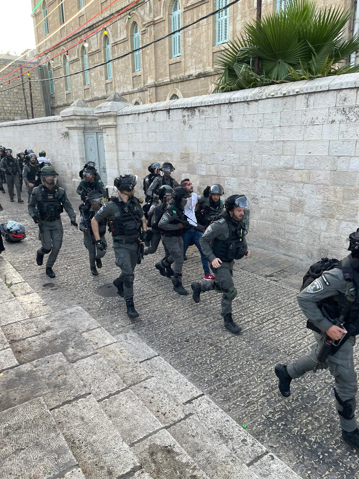 Israeli police clamp down on worshipers entering Al-Aqsa   