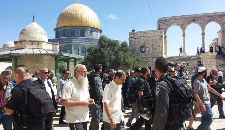 Dozens of Israeli settlers storm al-Aqsa mosque compound, Israeli police assault a worshiper 