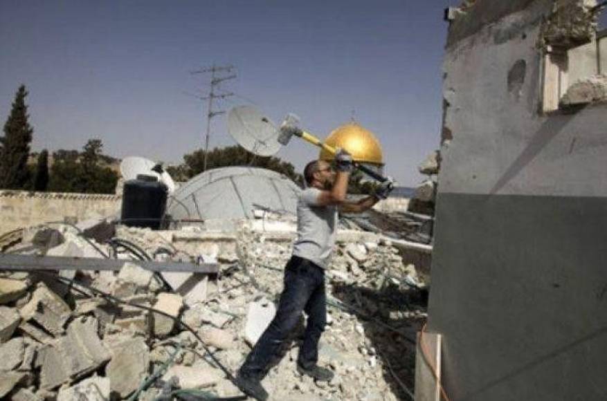 Israel forces family to self-demolish their houses in Jerusalem