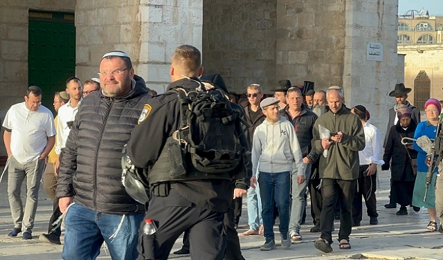 Jewish fanatics storm Al-Aqsa Mosque after police forcefully evacuate it from the Palestinian worshippers