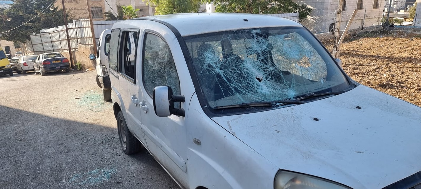 Settlers attack vehicles in Hebron, cause damage