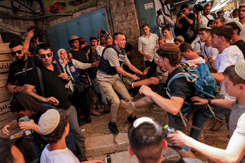 Thousands of Israeli colonists storm Jerusalem's Old City in provocative flag march