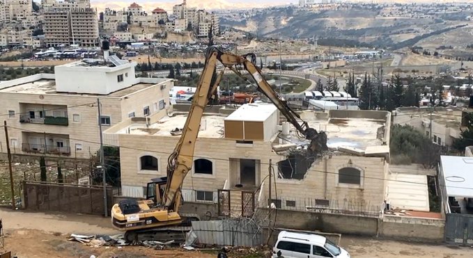 After evicting its Palestinian family, Israeli municipality proceeds to demolish house in East Jerusalem