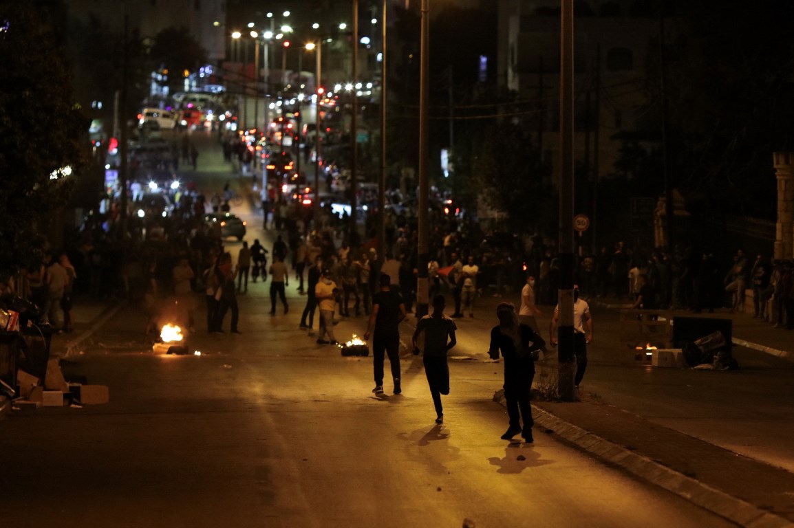 Overnight, Palestinians clash with Israeli soldiers at various contact points in the West Bank, dozens injured