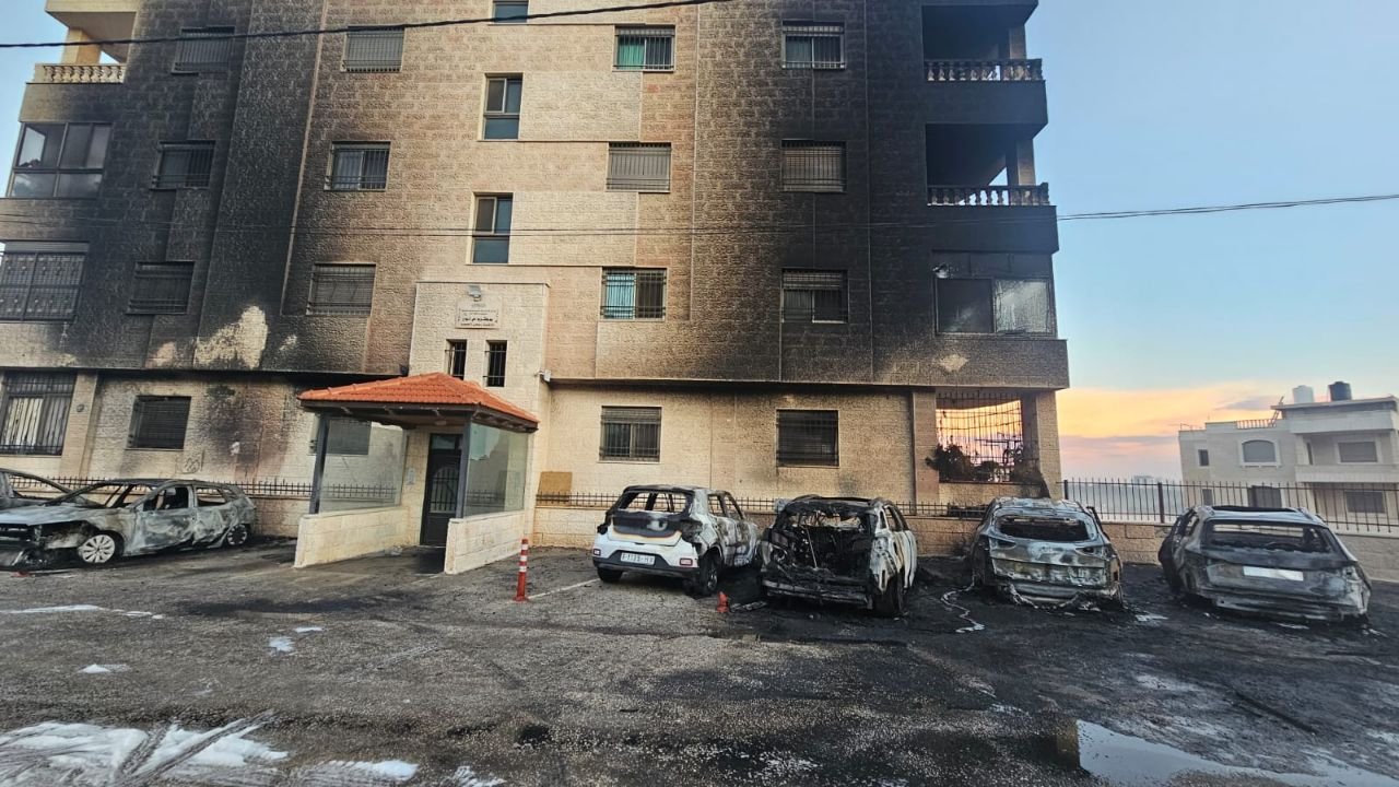 Colonists set fire to Palestinian vehicles in al-Bireh