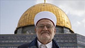Israeli forces detain preacher of Al-Aqsa Mosque from his home in Jerusalem 