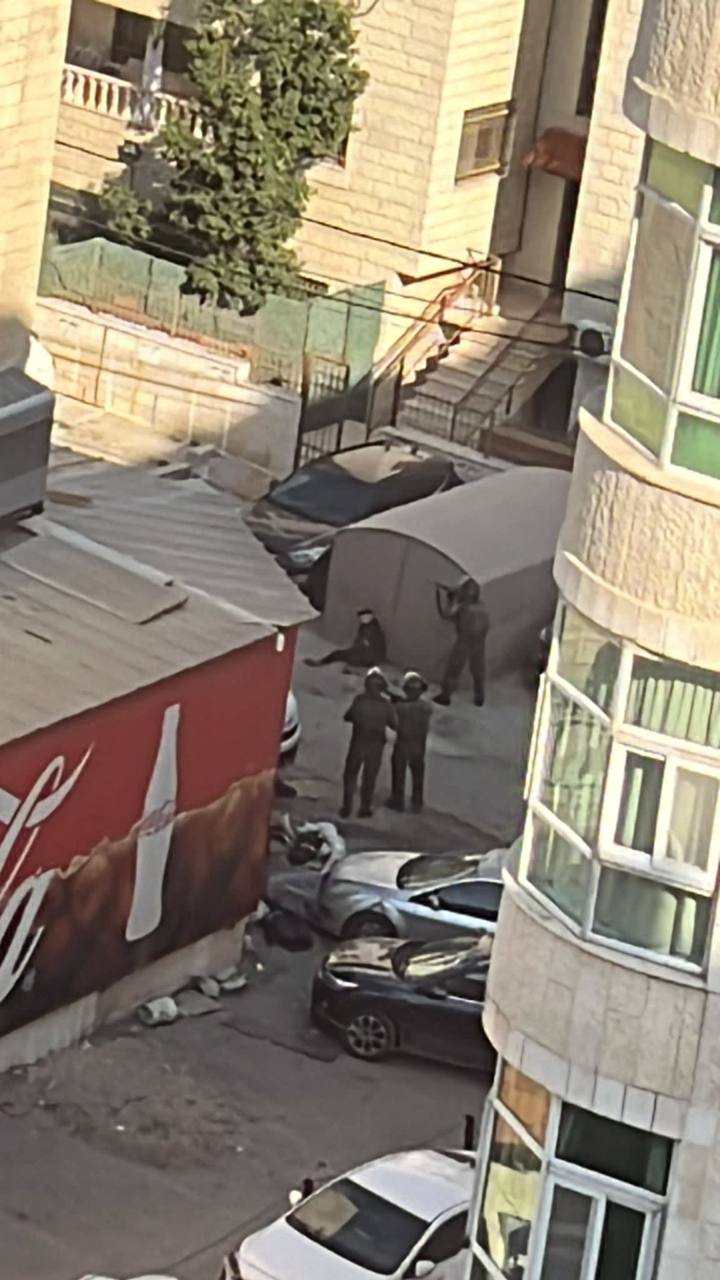Israeli occupation forces raid northern East Jerusalem neighborhood, injure several people