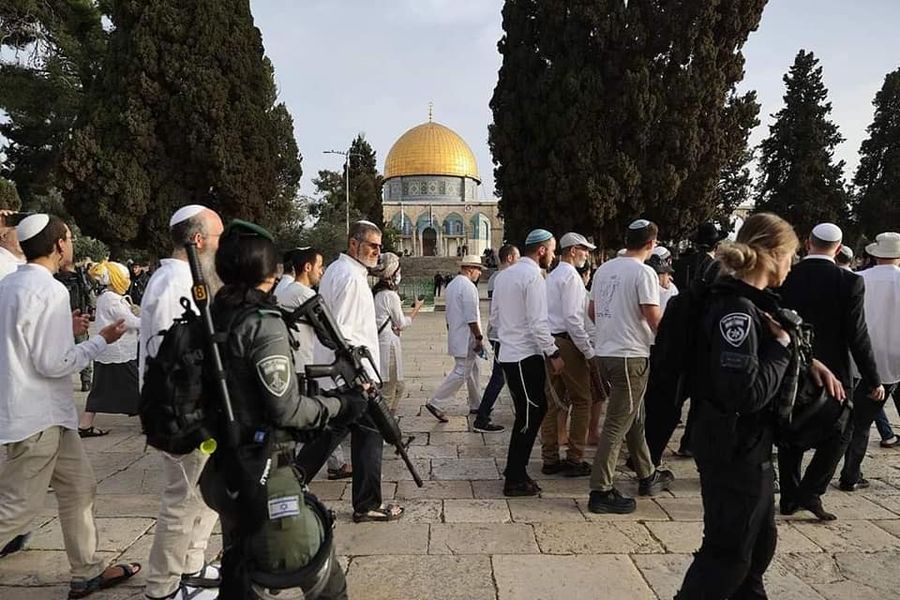 Hundreds of colonists storm Al-Aqsa Mosque under heavy Israeli protection