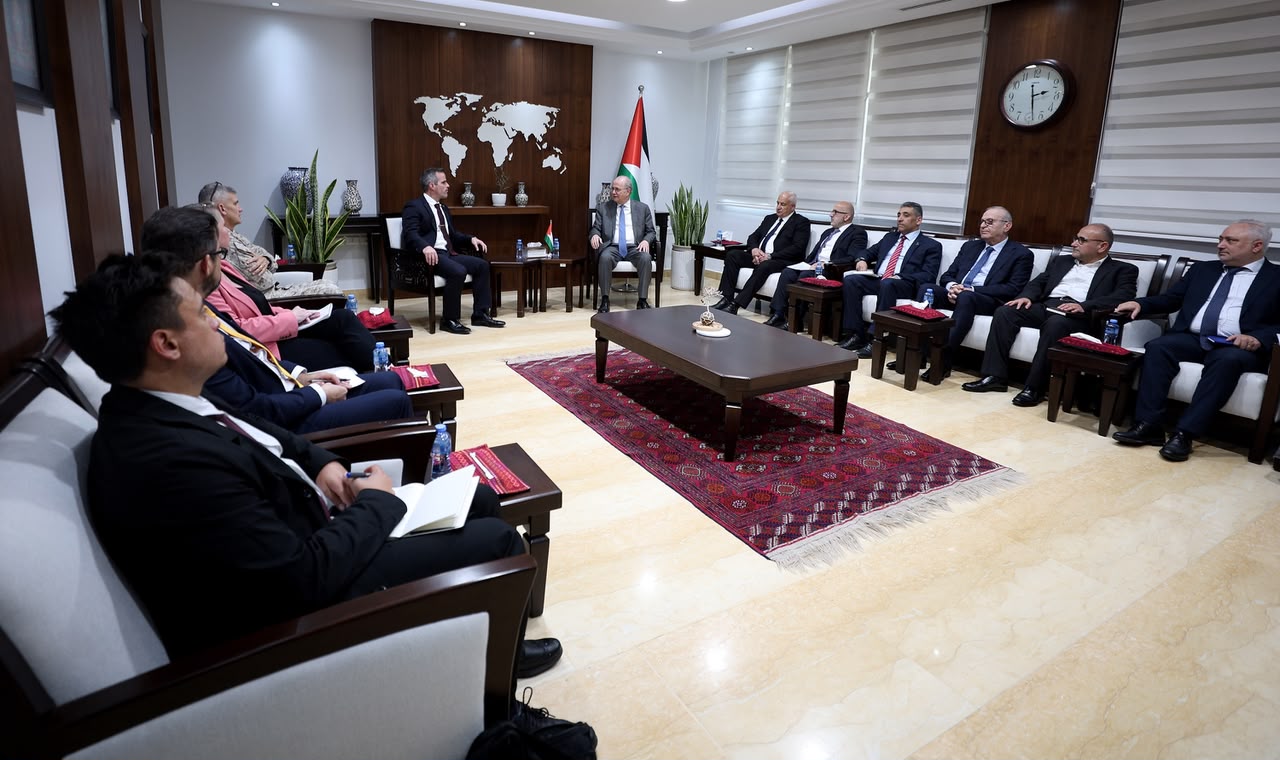 Prime Minister Mustafa meets US delegation in Ramallah