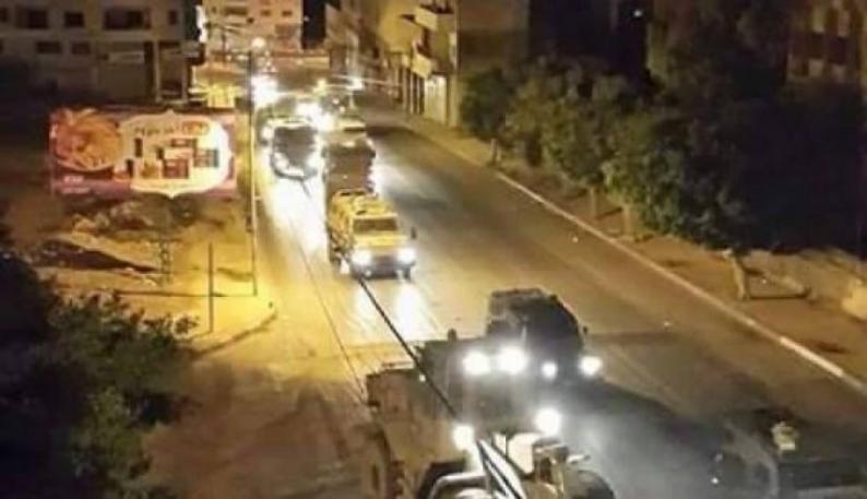 Israeli occupation soldiers raid several shops in Nablus