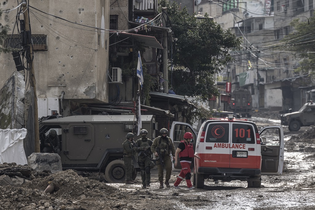 Occupation forces arrest five Red Crescent volunteers in Tulkarm     
