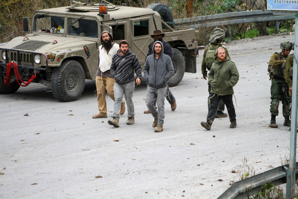 Six Palestinians injured, one seriously, in an attack by settler militias on Al-Mughayyir village