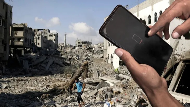 Telecommunications and internet service gradually return in several parts of Gaza Strip