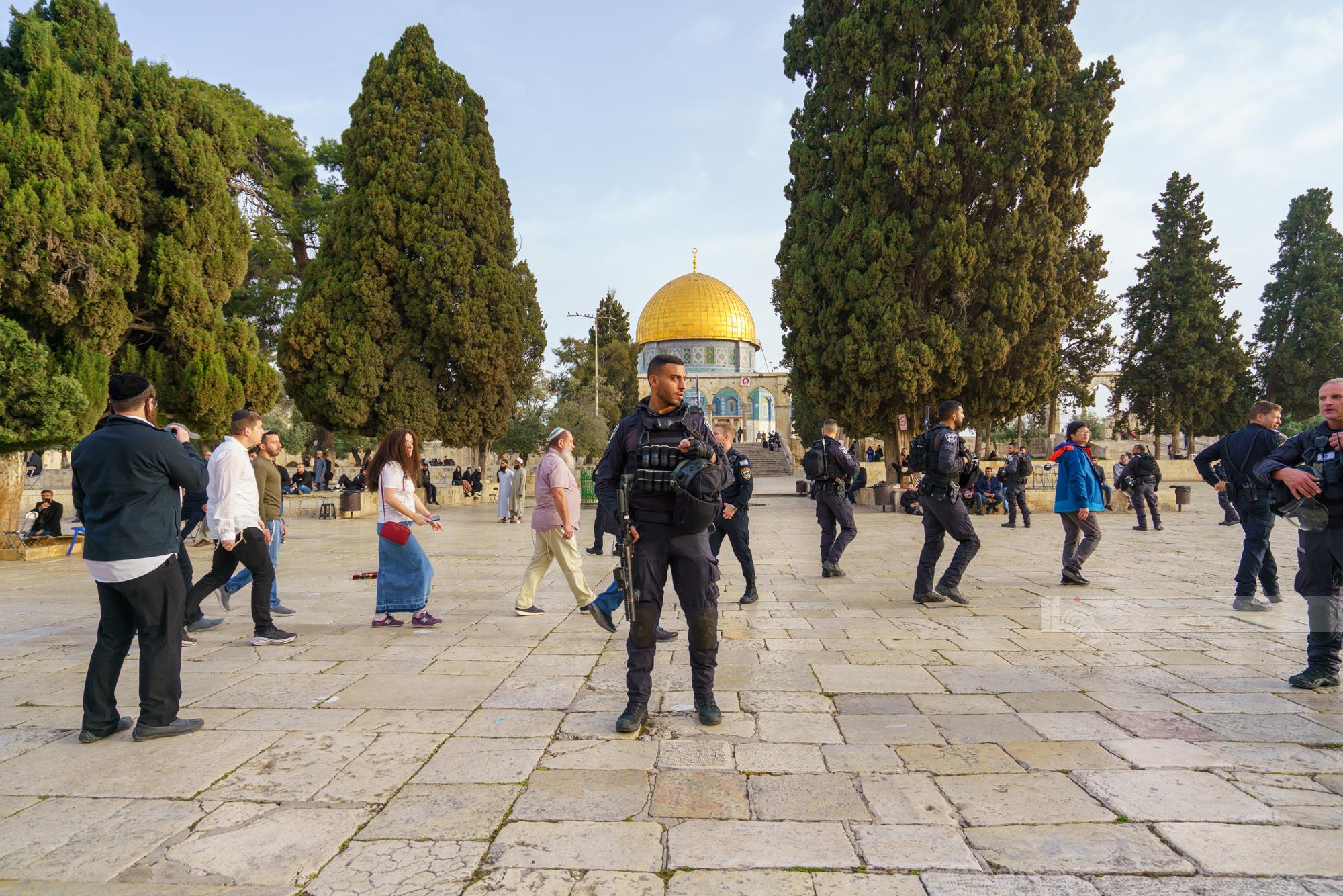 Israeli settlers storm Jerusalem's Aqsa Mosque